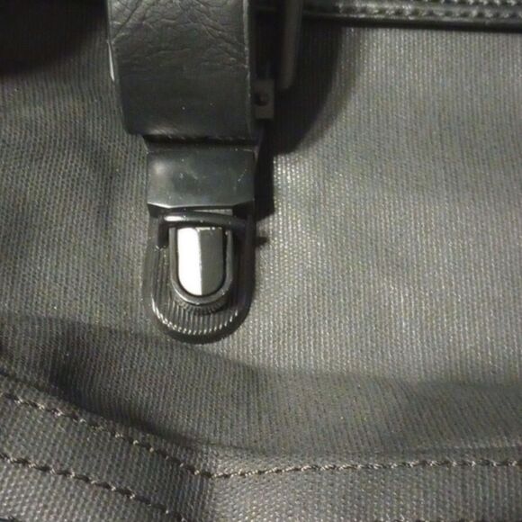 Kenneth Cole Reaction Messenger Bag - Picture 10 of 11